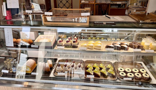 心を満たす甘いひととき:可愛いケーキたちと苦いコーヒーコンビ - caferestaurantgoods