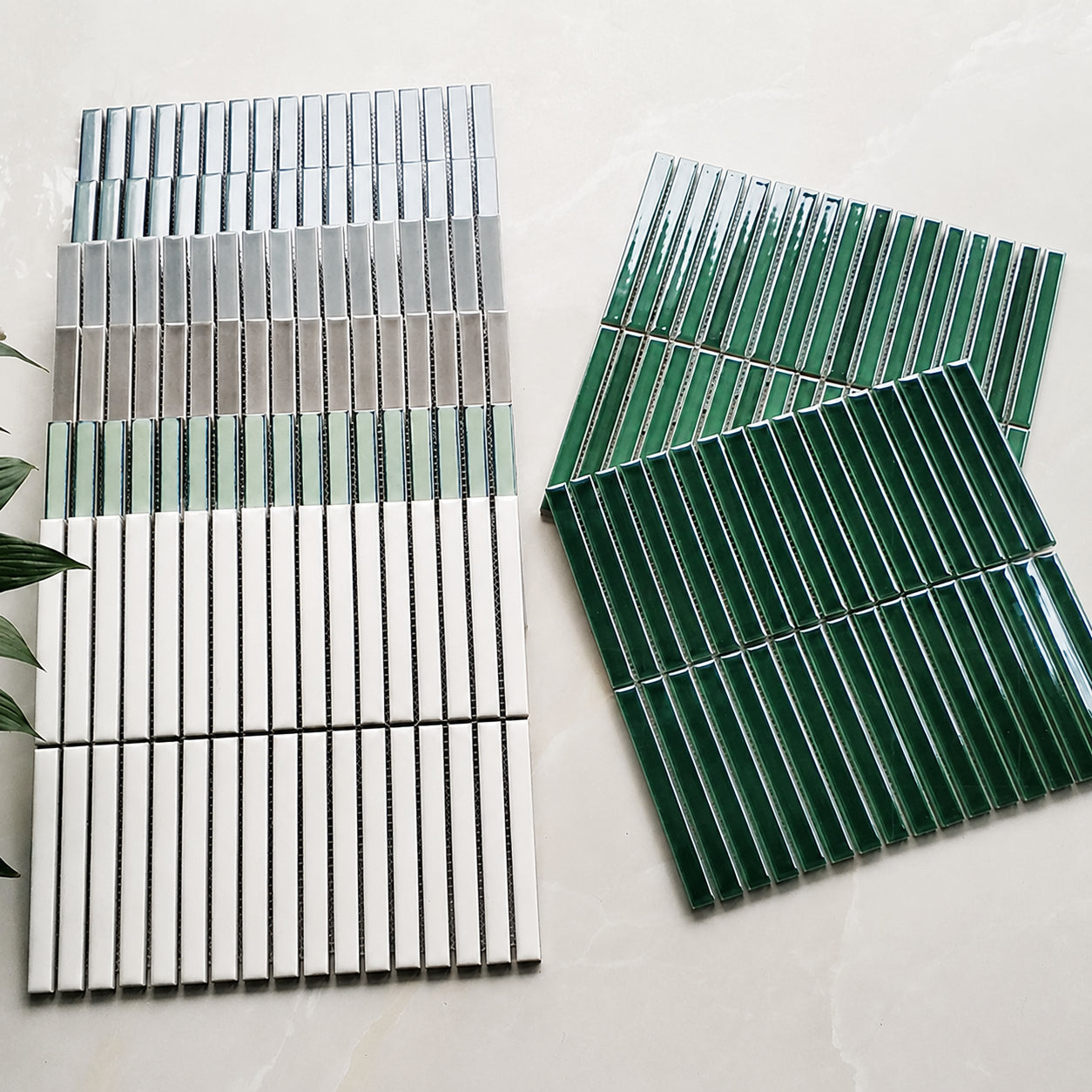 墨緑色の細長いモザイクタイル 15x145mm レストラン・ホテルの背景壁 バスルームのアーチ柱用 セラミック製 30x29cmシート