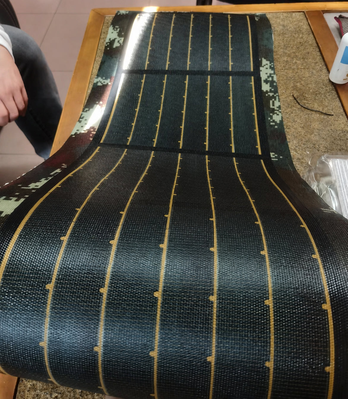 CIGS超柔軟太陽光パネル 軽量・携帯・巻き取り式 アウトドア・キャンプ用 フレキシブルソーラーパネル