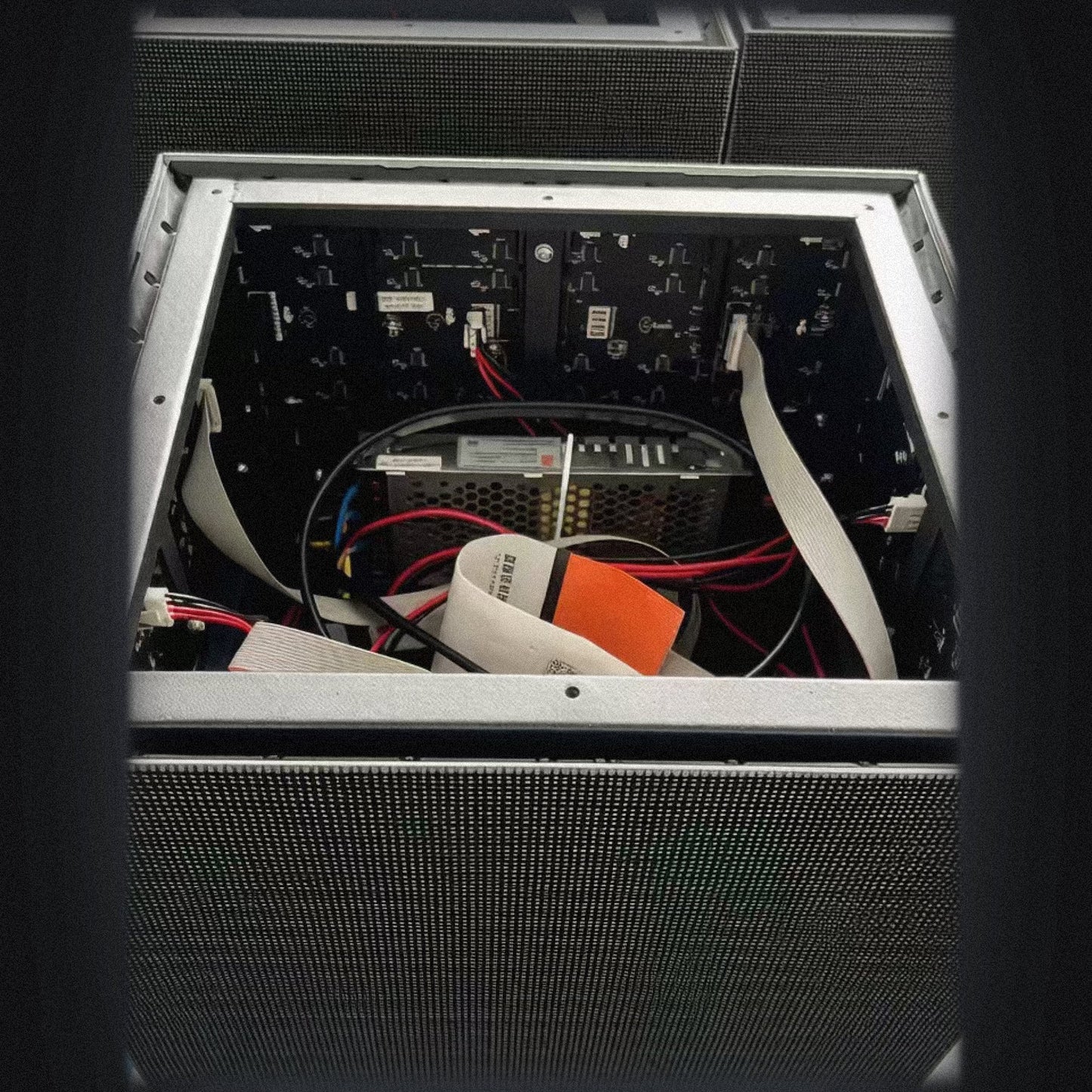 キューブ・ビジョン看板-LEDアニメディスプレイ