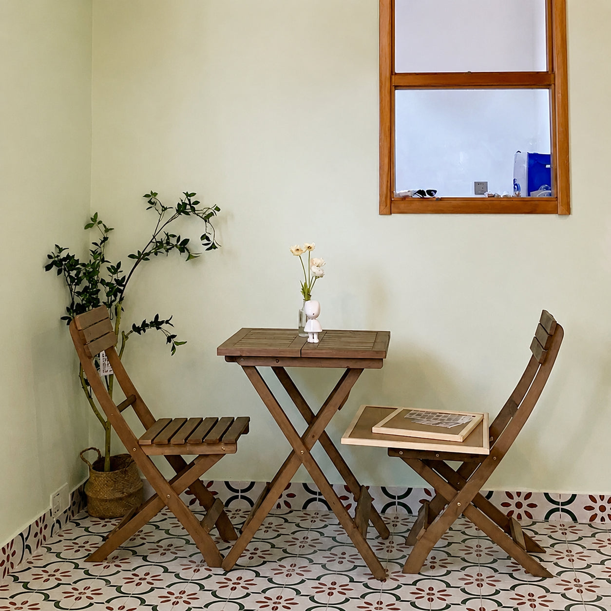 【店舗のスペースを有効活用！】天然杉材の折りたたみテーブル（カフェ・レストラン・ビアガーデン向け）